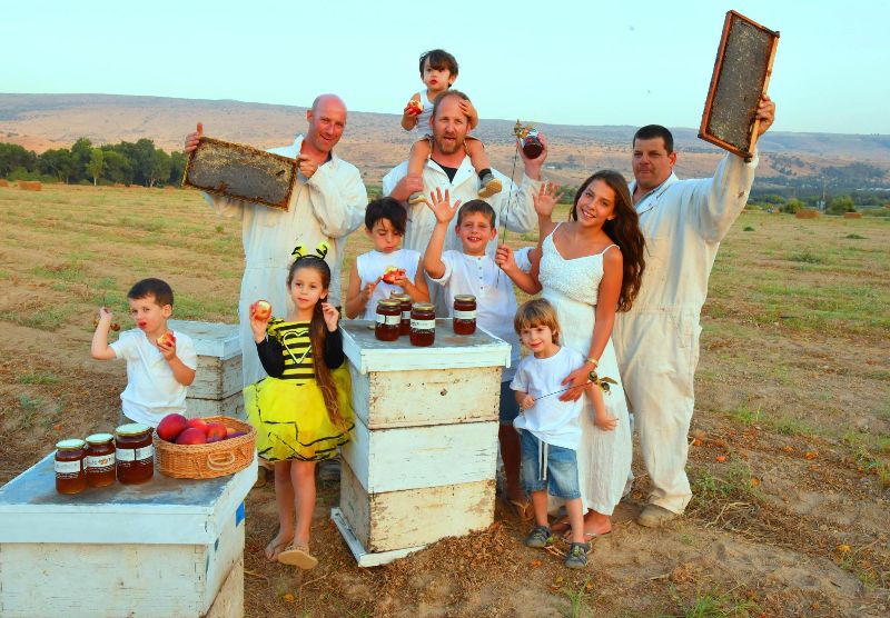 צילום - מועצת הדבש בצילומים - דבוראי מכוורת קיבוץ דן שבגליל העליון, עם ילדיהם, הדור הבא של ענף הדבש, על רקע צפון רמת הגולן