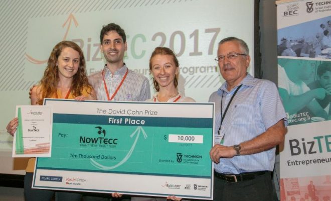 NowTecc הזוכים במקום הראשון. מימין לשמאל: פרופ' בועז גולני, טלי בונדר, טל יהב ואנסטסיה לוגביננקו |