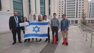 בתמונה: (מימין לשמאל): אופיר שמול, רון סולן, אמיל ברגינסקי, רינה סבוסטיאנוב, בן פיליארסקי, גבריאלה הלוי ואריאל ברוורמן, קונסול ישראל בקזחסטן
