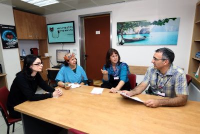 בתמונה: צוות המכון ההמטולוגי ברמב"ם: ד"ר ישי עופרן ו - וואוקלינה גיל מימין.