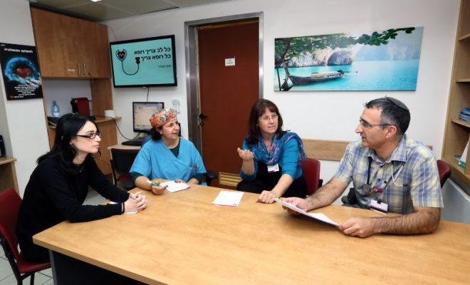 בתמונה: צוות המכון ההמטולוגי ברמב"ם: ד"ר ישי עופרן ו - וואוקלינה גיל מימין.