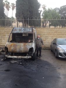 הוואן של ניצולי השואה שהוצתה. קבט ישראל כהן ליד האוטו