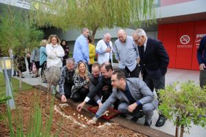 שגריר הולנד בישראל ונציגי הנהלת רמב"ם נוטעים פקעות צבעונים הבוקר בביה"ח.