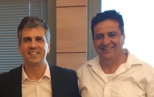 שמעון סבג והשר כהן במהלך ביקור בבית החם של עמותת יד עזר לחבר