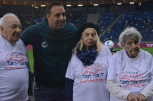 ניצולי השואה לקראת יום השואה הבין לאומי במשחקה של מכבי חיפה5