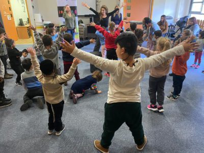 העדה היהודית הספרדית פעילות קצבית מקפיצה לילדים כבדי שמיעה וחרשים