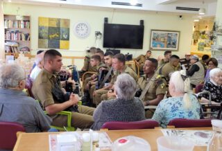 חיילים וקצינים מחטיבת החי"ר המוערכת נפגשו עם דיירי מחלקת אשכולות כרמל