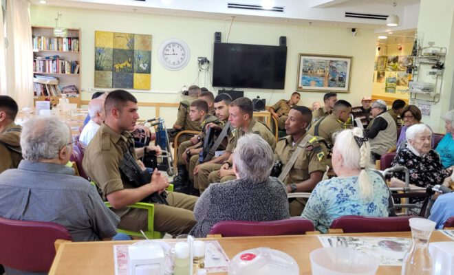 חיילים וקצינים מחטיבת החי"ר המוערכת נפגשו עם דיירי מחלקת אשכולות כרמל