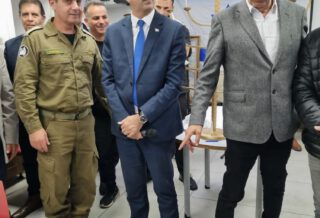 במעמד שר החוץ ונציג משפחות החטופים: הדלקת נרות מרגשת ב"יד עזר לחבר"