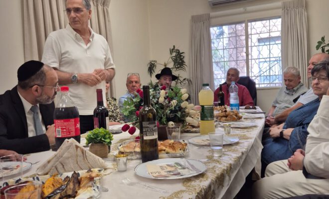 הרמת הכוסית לחג של ועד העדה היהודית ספרדית חיפה וחברה קדישא הספרדית בעיר התקיימה בצל המלחמה