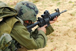 חייל עם נשק ביד