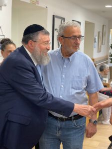 שר העבודה, יואב בן צור (ש"ס), הגיע לבית הספרדי בחיפה בתמונה עו"ד יוסף גילאור, מורן מזרחי, מנהלת הקרנות של הביטוח הלאומי, ויפה בן וליד, מנהלת קרן הסיעוד קרדיט צילומים הללי אורגינל