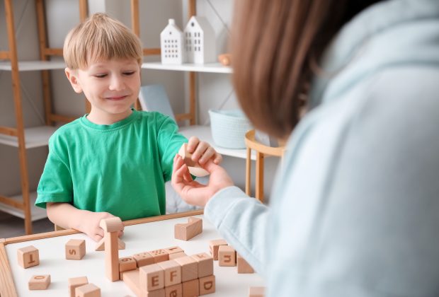 מיקור חוץ לעובדים סוציאליים: ניסוי חברתי או פגיעה בציבור החלש?