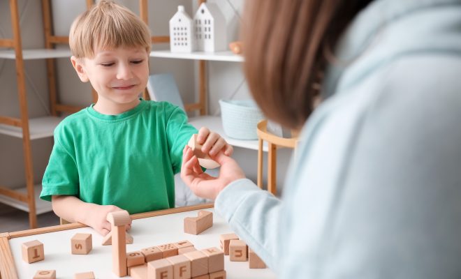 מיקור חוץ לעובדים סוציאליים: ניסוי חברתי או פגיעה בציבור החלש?