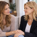 אילוסטרציה נשים יושבות יחד שלובות ידים, AI